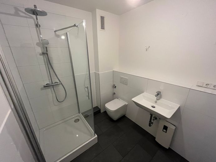 Bad mit Dusche und WC
