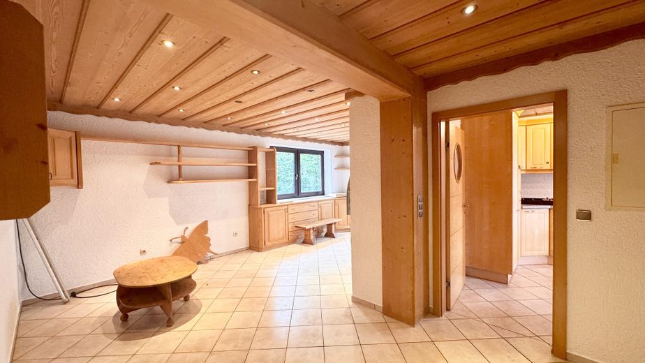 Bright 3-room ground-floor apartment with balcony and large private-use garden – Wohnzimmer