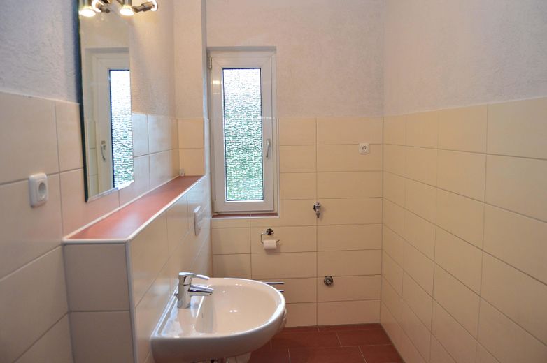 Mehrfamilienhaus provisionsfrei – 1 Einheit vermietet, 1 Einheit frei für Sie – WG 1: Gäste WC