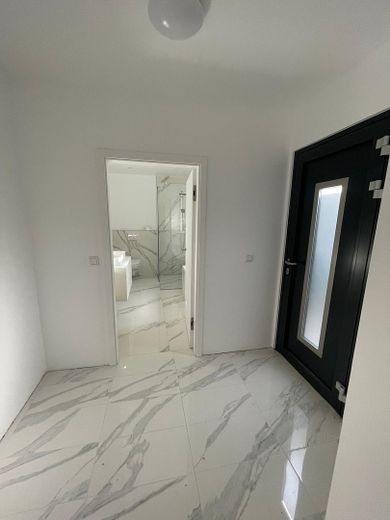 Luxuriöses Wohnen mit maximaler Flexibilität: Neubau-Juwel mit separater Einliegerwohnung – Eingang Einliegerwohnung