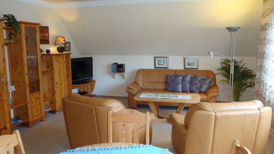 2 FAM-Haus, Heiligenhafen gute Lage, Niedrigenergie, grundsaniert, gehobene Ausstattung – FeWo Wohnzimmer Sitzseite