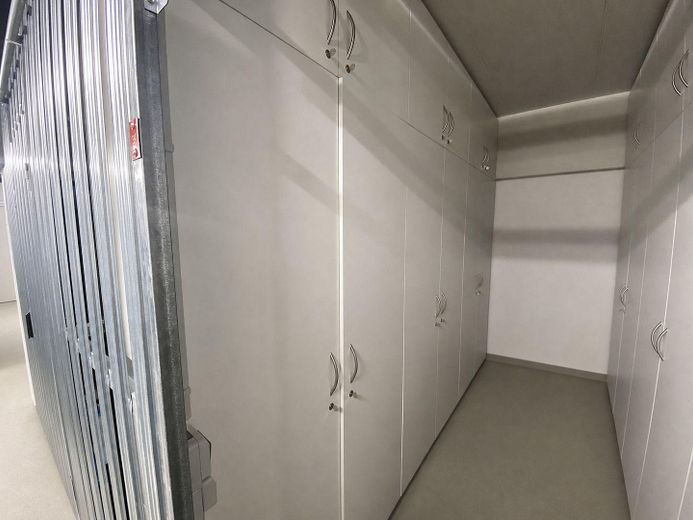 Dachgeschosswohnung mit Penthouse-Feeling – Keller mit Einbauschränken