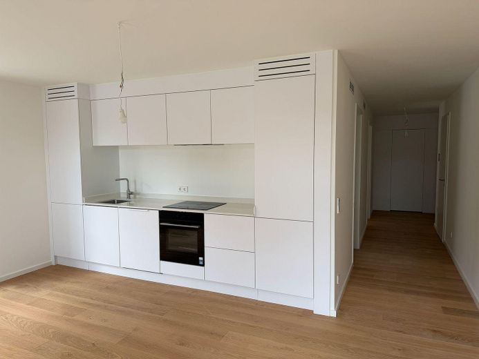 Attraktive 2-Zimmer-Wohnung (Neubau) mit Klimaanlage & Terrasse – Küche + Wohnzimmer