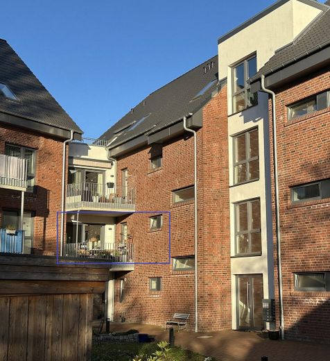 2-Zimmer-Wohnung in Glückstadt am Batardeau (62 qm) – Blick vom Innenhof auf Balkon