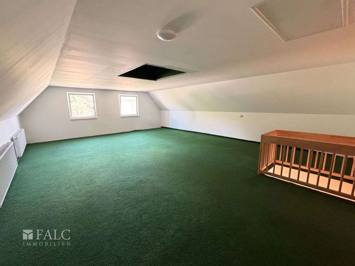 Seltenes EFH-Angebot in Biesdorf: Bj. 2015, Indoor-Pool, Sauna, PV-Speicher - jetzt 675.000 EUR – Wohnraum OG Ist-Zustand
