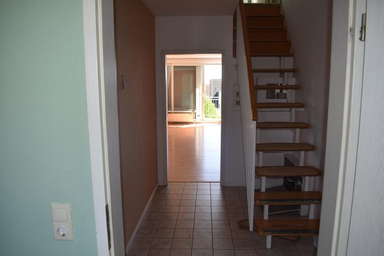 Provisionsfrei! 3-Zimmer Maisonette im 3. OG – Treppenaufgang zum Dachstudio