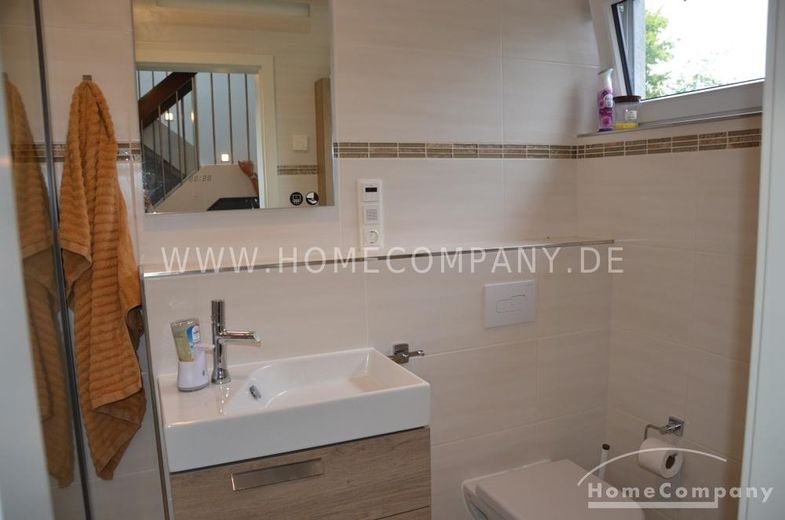 Casa molto bella e confortevole con giardino, terreno di circa 800 mq e doppio posto auto coperto – 90dfff208dd993f763783c8c99957d287b5ee1f1.jpg