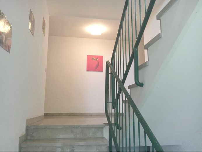 Modernisierte 2-Zimmer Wohnung im 2. OG mit EBK, Balkon, KFZ-Stellplatz und Kellerabteil – Gemeinschaftsflur