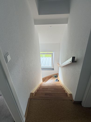 5 Zimmer Masionette-Wohnung, 117qm auf zwei Ebenen mit Balkon und neuwertiger EBK – Aufgang von Ebene 1 zu Ebene 2