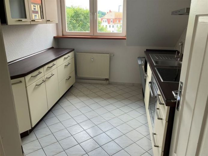 Przestronne 4-pokojowe mieszkanie na poddaszu z panelami laminowanymi, wanną, zabudową kuchenną i balkonem w spokojnej okolicy! – Zdjęcie 1