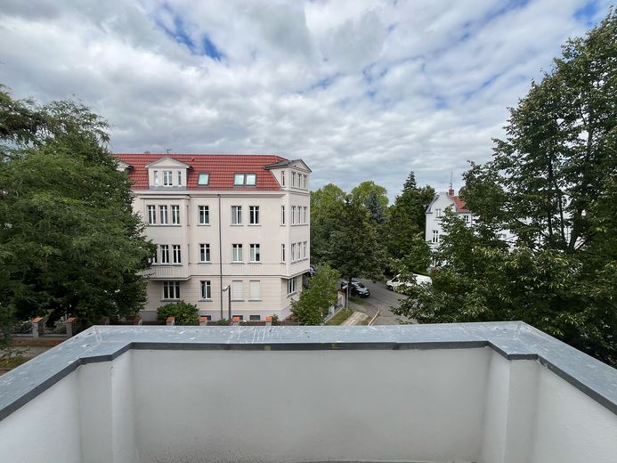 Sanierter Altbau, bezugsfrei, provisionsfrei – vom Eigentümer – Ausblick vom Balkon