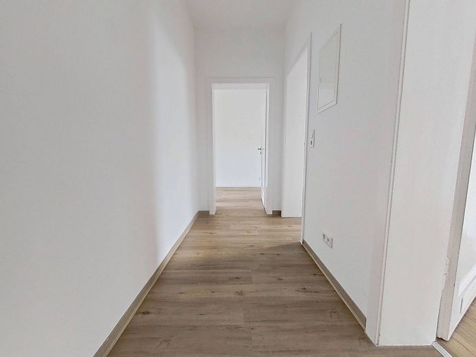 Büyük oturma mutfağına sahip aydınlık 2 odalı daire – Flur