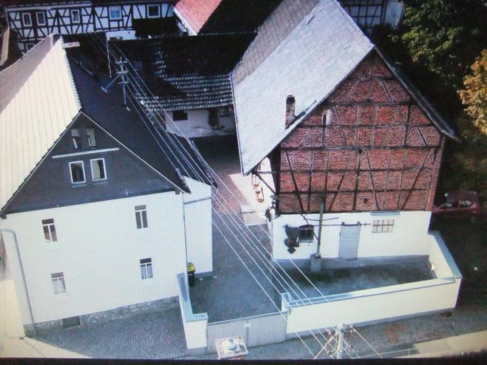 Wohnhaus in Idstein-Heftrich mit großem Innenhof, Scheune und Nebengebäuden – Haus und Scheune