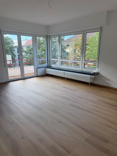 Appartement de 2 pièces à MA-Lindenhof – fraîchement rénové, salle de bains assainie, cuisine intégrée & balcon – Wohnzimmer + Zugang zum Balkon