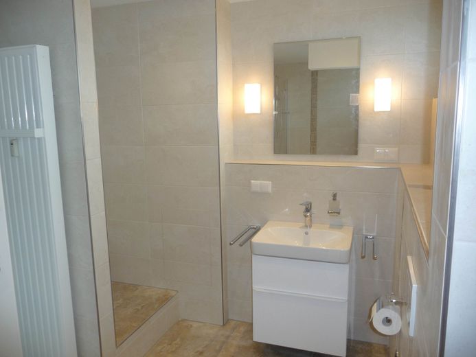 Uso proprio/investimento: edificio plurifamiliare completamente ristrutturato a regola d’arte, con 3 unità abitative di pregio su 4 piani – Badezimmer 1. OG