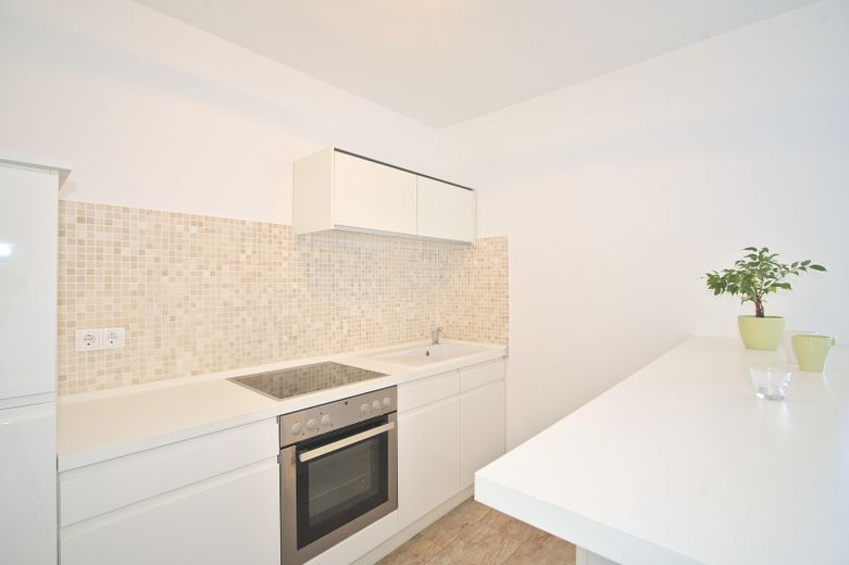 Lichtdoorstroomd appartement met keuken en balkon – Foto 9