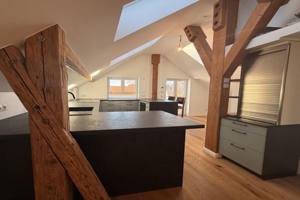 Joya única en el casco antiguo de Weilheim con jardín urbano privado: maisonette de 6 habitaciones completamente rehabilitada