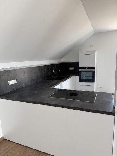 Große Dachgeschosswohnung mit Balkon und EBK in ruhiger Lage – Küche 3