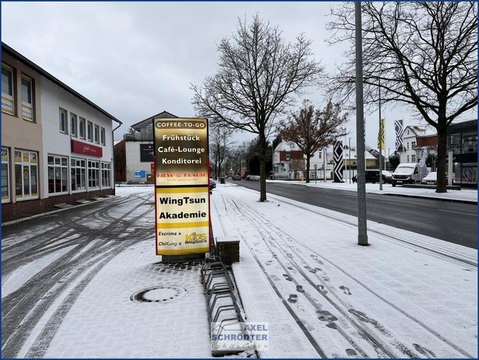 Werbepylon an der Straße