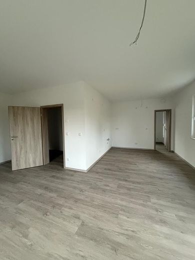 Appartamento di 3 locali, nuova costruzione, balcone, riscaldamento a pavimento, impianto di ventilazione, WE3 – Küche / Wohnen