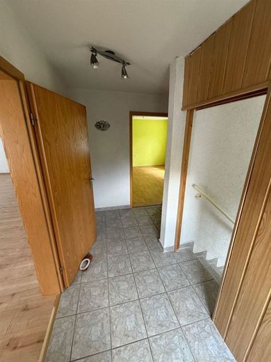 Günstiges EFH mit Terrasse, Garage, Dusche und sonnigem Grundstück am grünen Ortsrand – Flur
