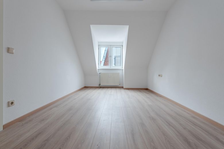 Loft-Feeling auf zwei Ebenen: Maisonette mit Galerie und Balkon mitten in Bensheim – Schlafzimmer 1