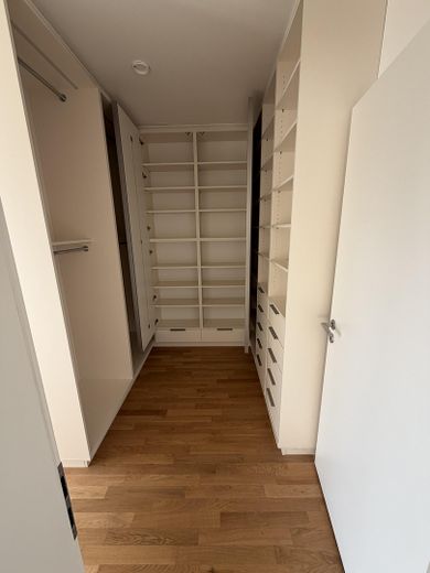 Lichtenberg'de geniş manzaralı modern yaşam: 4 oda, yerden ısıtmalı yeni bina – Einbauschrank Zimmer 3
