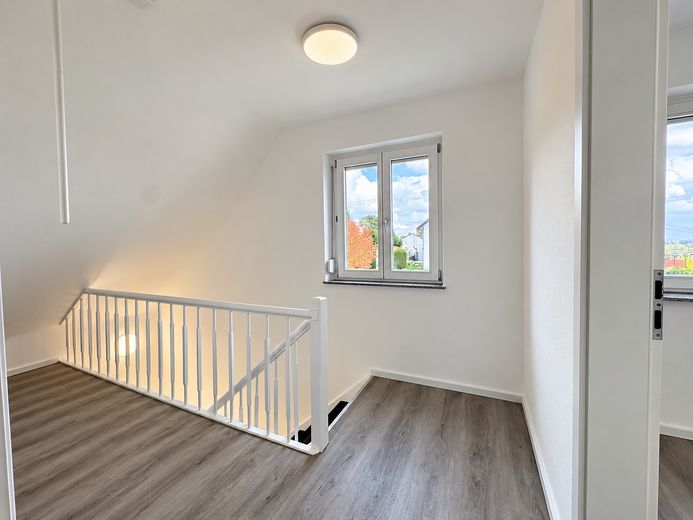 Freistehendes EFH in Toplage von Erbach – frisch renoviert, sonnig & ruhig – Diele DG