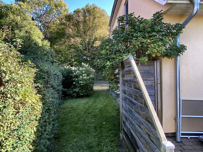 DHH-Juwel 90 qm mit Ostsee-Blick und Naturstrand – Garten Hausseite