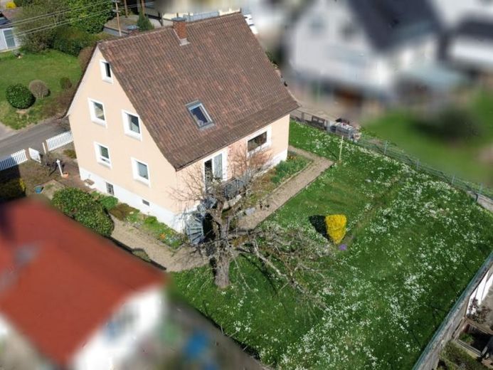 Freistehendes Einfamilienhaus mit großem Garten, Weitblick und sonnigem Familienflair – Foto 1