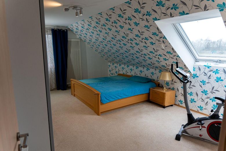 Vielseitige Gewerbeimmobilie in Wietmarschen OT Lohne: Halle, Büro & Wohnhaus – Schafzimmer OG