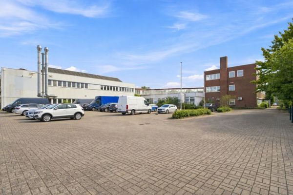 ब्रेमेन-अर्स्टेन में लगभग 7.240 m² कार्यालय, उत्पादन और भंडारण क्षेत्र वाला बहुउपयोगी वाणिज्यिक परिसर