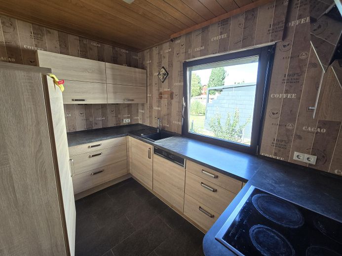 Einfamilienhaus mit kernsanierter Einliegerwohnung, Pool und Garage in Lustadt – Hauptwohnung Küche