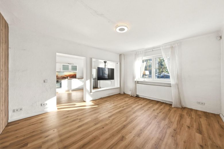 Ormanın kenarında, güneşli bahçesi ve büyük terası bulunan sağlam müstakil ev ve büyük garaj – Wohnzimmer
