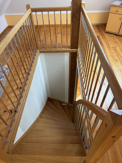 Lichtdurchflutete 2-Zimmer-Dachgeschosswohnung mit zusätzlichem Wohnbereich im Spitzboden – Foto 3