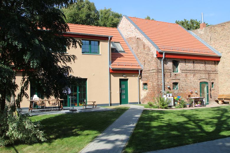 Provisionsfrei: Exklusives EFH mit Remise bei Potsdam & Berlin – Blick vom Parkplatz