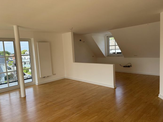 exklusive penthouseartige Dachgeschosswohnung mit großzügiger Dachterrasse in Dortmund-Kirchhörde – Wohnzimmer 2