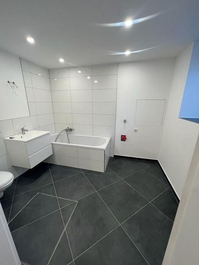 Modern bodrum kat dairesi ve bahçesi – Badezimmer