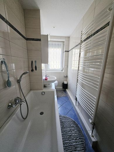 6 konut birimi + garajlar * %7 BMR* enerji sınıfı B – Bad Beispiel EG rechts