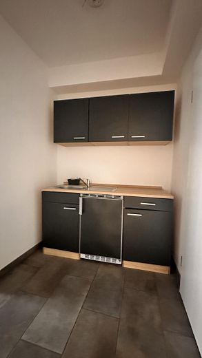 Top location! Beautiful office directly at Max-Josefs-Platz. Balcony & mountain views. No commission! – Küchennische