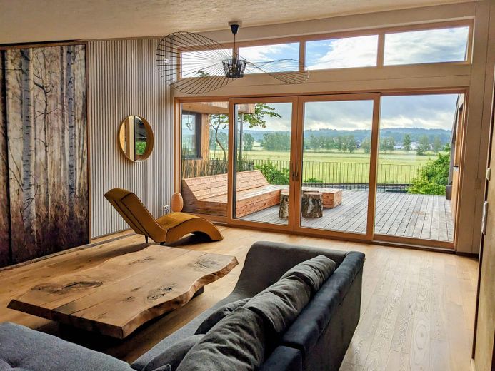 Traumhaftes Loftstudio mit grandiosem Blick in die Horlofftal-Auen.  Neubau Erstbezug. Möbliert. – Wohnraum Dachterrasse