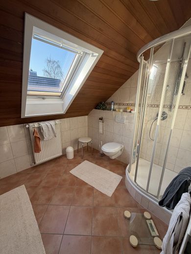 Provisionsfrei: Freistehendes Einfamilienhaus mit 154 m² Wohnfläche und Wintergarten in Reinbek – Badezimmer OG
