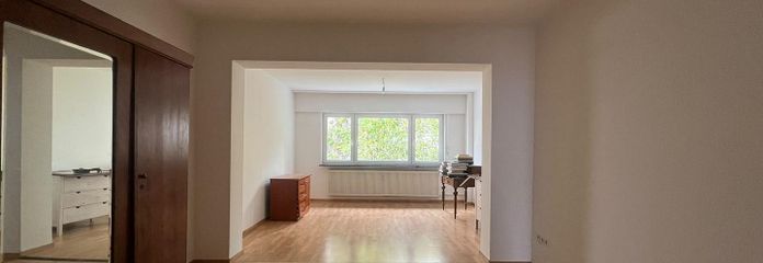 charmante Erdgeschoßwohnung mit kleinem Garten – Wohnzimmer