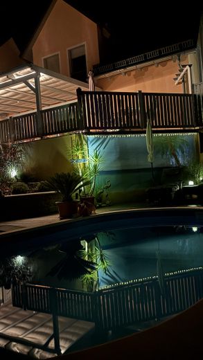 Orman kıyısında sakin bir konumda sıra dışı bir ev. Havuzlu, jakuzili ve uzak manzaralı eşsiz bir mülk. – Abendstimmung am Pool