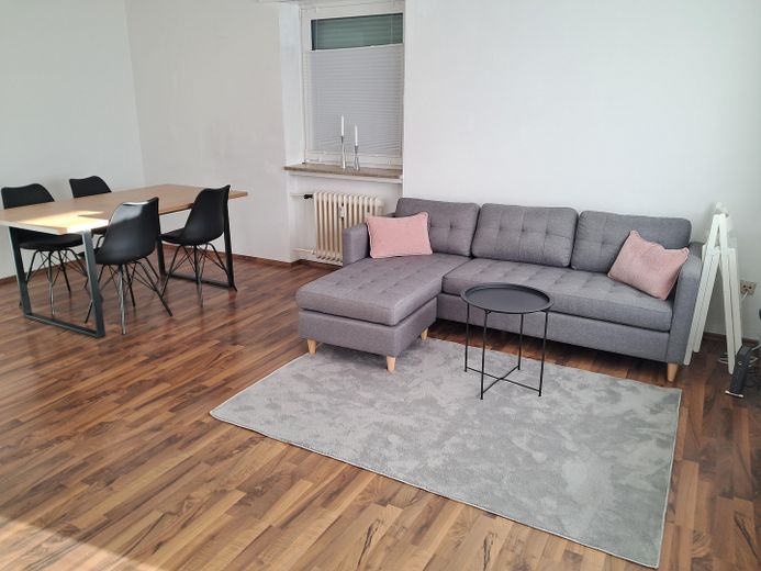 Tamamen mobilyalı WG odası (kadınlar için) Hof’un merkezi konumunda 3 kişilik WG’de - 450€ tüm giderler dahil kira (ek yan gider yok) – Wohnzimmer