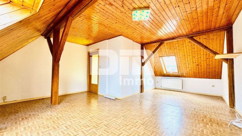 Einzigartiges Immobilien-Ensemble: Zwei Wohnhäuser MFH + EFH mit Halle auf ca. 5.300 m² Grundstück – Haus 2 DG Wohnzimmer