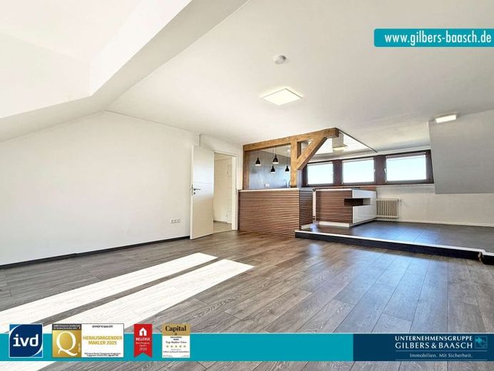 Pellingen: Bezugsfreie 3-Zimmer-Wohnung mit Dachterrasse in ruhiger Höhenlage – Foto 1