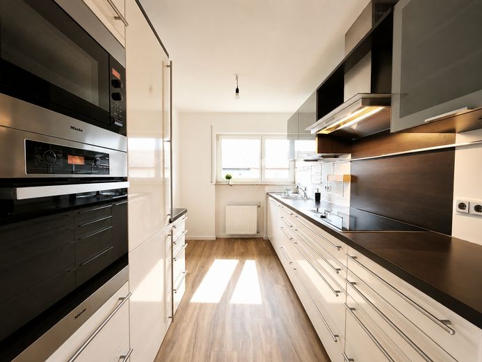 Ein Traum: Helle 3-Zimmer-Wohnung mit großem Balkon, Einbauküche und Garage – Küche