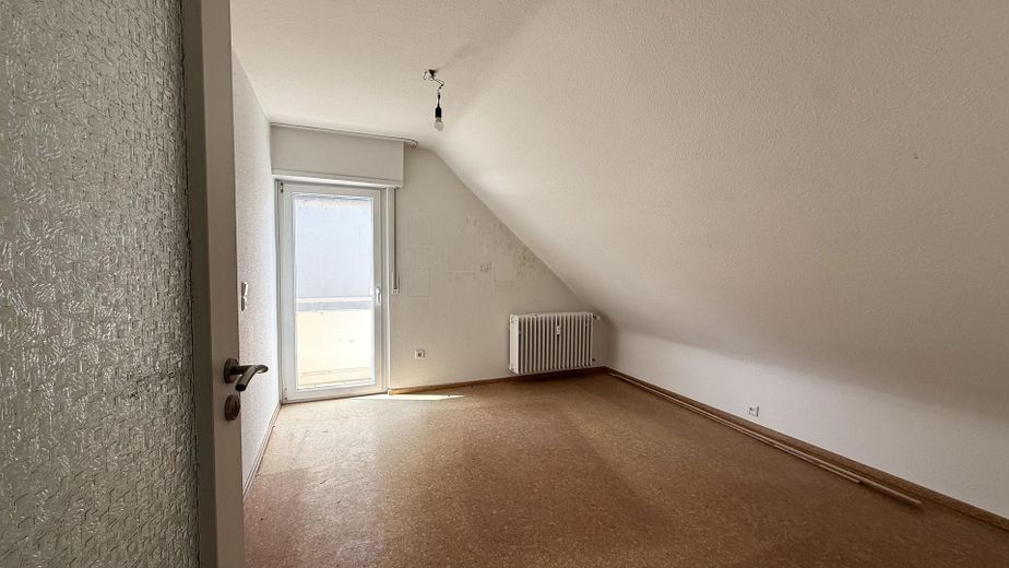 Przestronne 4-pokojowe mieszkanie na poddaszu z balkonem i nową łazienką – Zimmer 4
