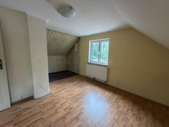 Ländliche Idylle mitten in der Stadt ! Ihr künftiges Zuhause mit herrlichem Garten und 3 Garagen ! – Zimmer 1 DG